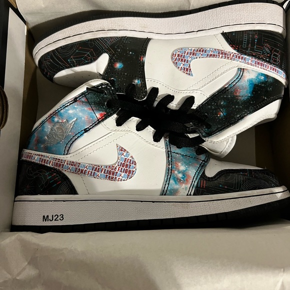 BLACK/GYM RED-PARTICLE GREY AIR JORDAN 1 MID (GS) - Picture 10 of 11